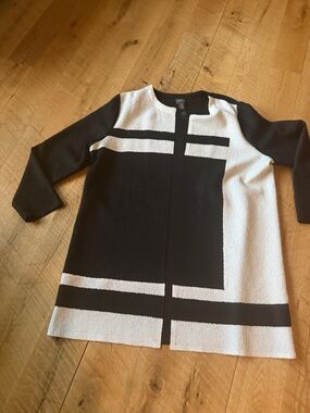 Black & White Geometric Open Front Jacket traveler’s by Chicos. Light fabric!